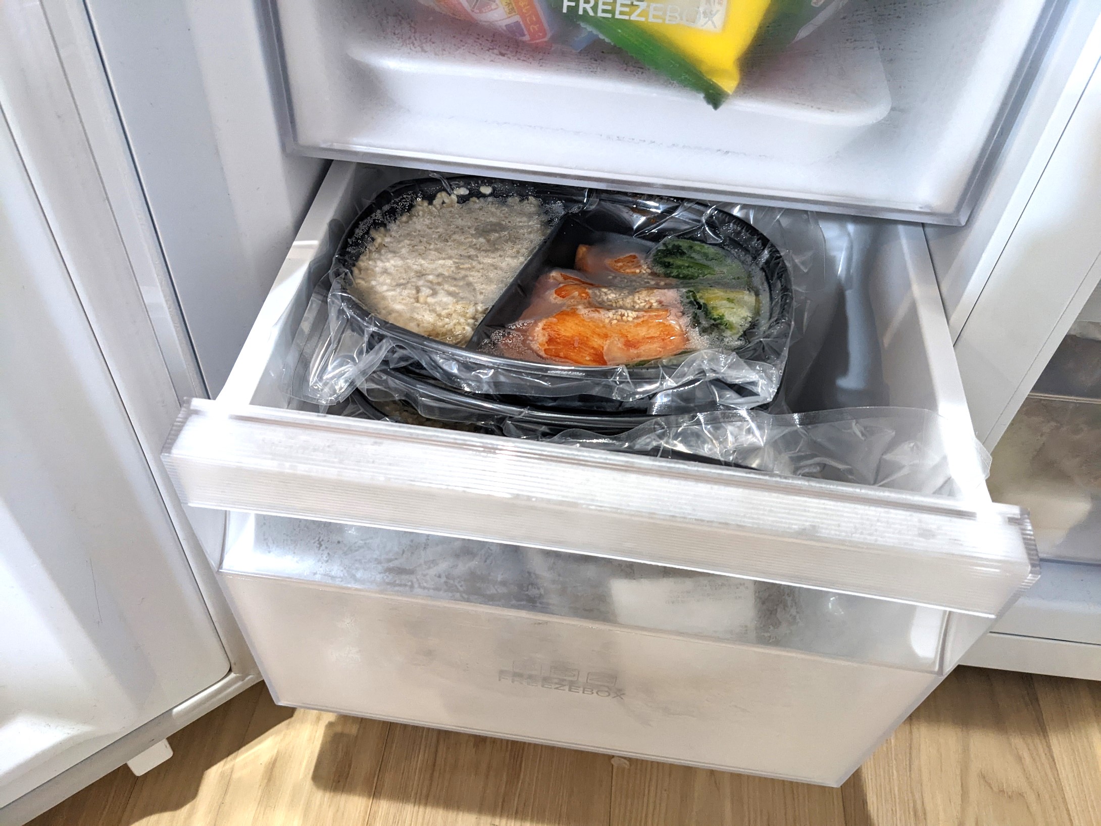 ミールラボの冷凍弁当を冷蔵庫に入れる